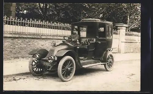 Foto-AK Auto Renault (1910), Herr parkt vor einem Anwesen