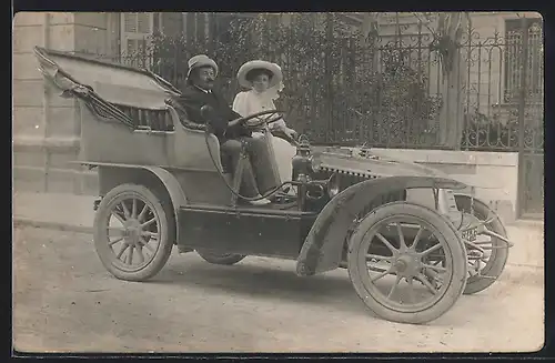 Foto-AK Auto Renault (1903), Paar im offenen KFz