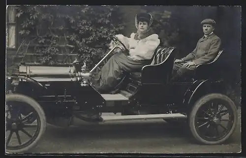 Foto-AK Auto Sizaire Naudin (1909), Dame am Steuer chauffiert einen Herren
