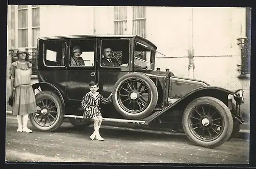 Foto-AK Auto Renault (1913 /14), Kind sitzt auf Trettbrett des Wagens