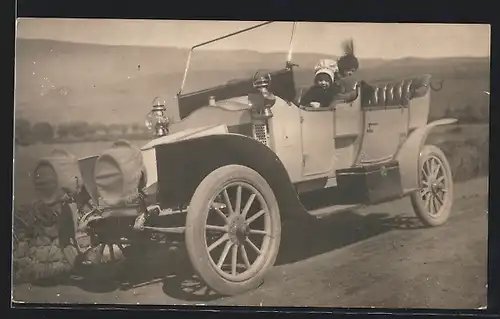 Foto-AK Auto Clement-Bayard (1909), Mädchen und ihre Mutter im Automobil am Strassenrand