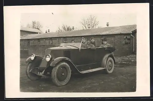 Foto-AK Auto Renault 10CV (1926), Männer glück in ihrem KFZ