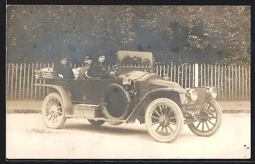 Foto-AK Auto Renault (1913 /14), Dame chauffiert ein Paar im Wagen