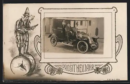 AK Auto Renault (1908), Fahrer im Wagen, Harlekin auf Trommel mit Laute zu Neujahr