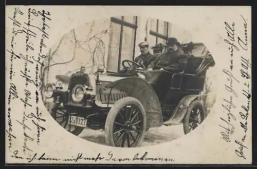 Foto-AK Auto Clement (1903), Zwei Paare im Fahrzeug mit offenem Verdeck vor einem Gebäude