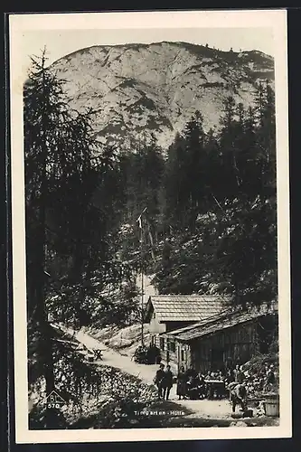 AK Tiergartenhütte, Wanderer vor der Berghütte