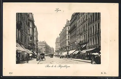 AK Lyon, la rue de la République animée, des passants, attelages, tramways, les devantures des commerces