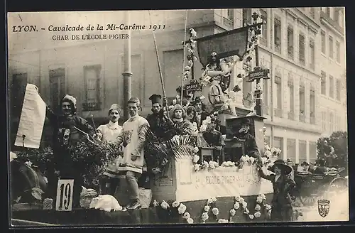 AK Lyon, Cavalcade de la Mi-Carême 1911, Char de l`École Pigier