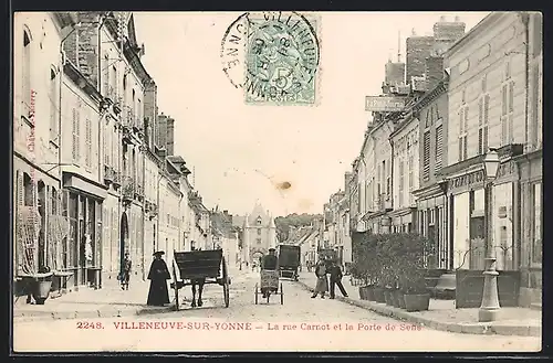 AK Villeneuve-sur-Yonne, La rue Carnot et la Porte de Sens