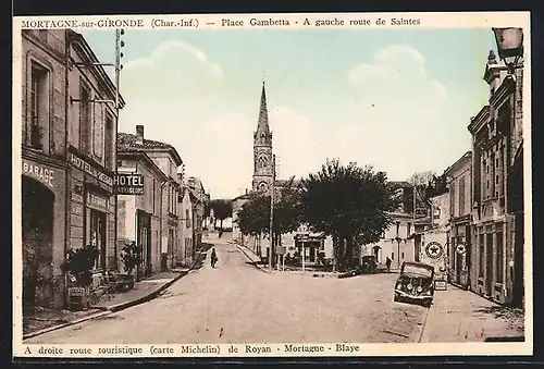 AK Mortagne-sur-Gironde, Place Gambetta, A gauche route de Saintes, a droite route touristique