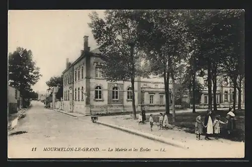 AK Mourmelon-le-Grand, La Mairie et les Écoles