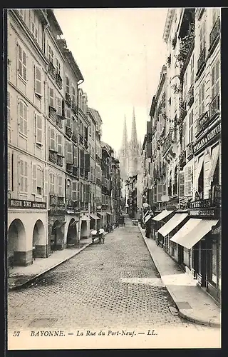 AK Bayonne, la rue du Port-Neuf avec la Cathédrale dans le fond