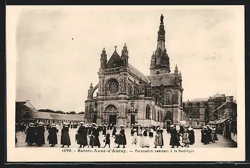 AK Sainte-Anne-d`Auray, Procession rentrant à la Basilique