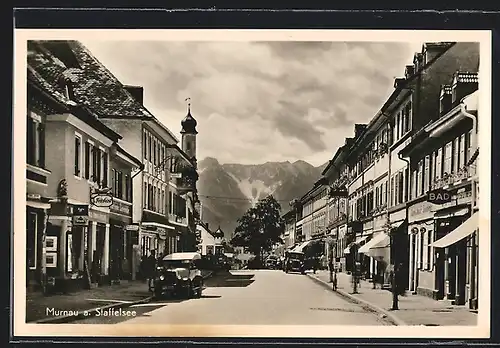 AK Murnau a. Staffelsee, Strassenpartie mit Geschäften