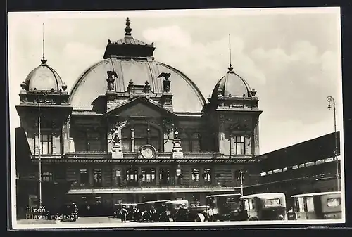 AK Plzen / Pilsen, Hlavni nadrazi, Bahnhof mit parkenden Autos
