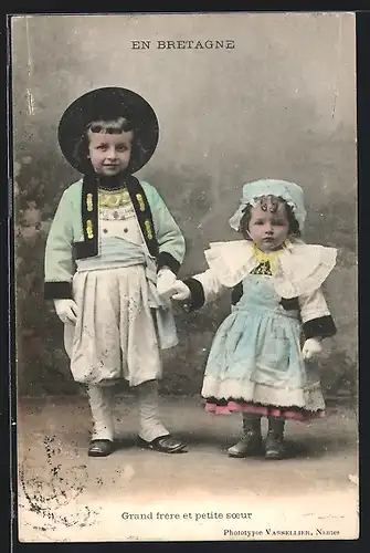 AK Grand frère et petite soeur, Kinder in Tracht der Bretagne