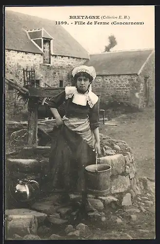 AK Fille de Ferme (Concarneau), Frau am Brunnen in Tracht der Bretagne