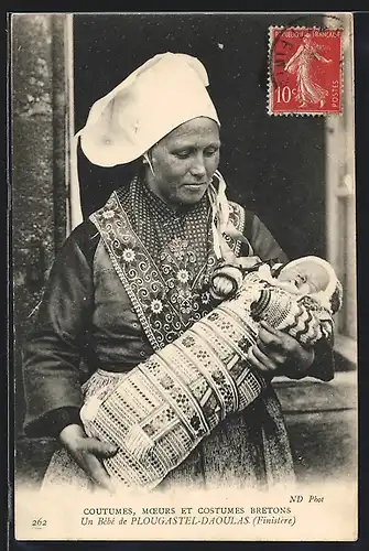 AK Plougastel-Daoulas, Mutter in Trachtenkleid mit Baby
