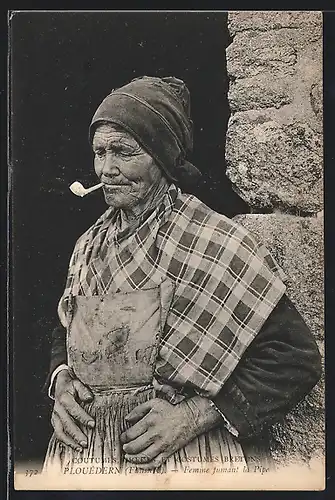 AK Femine furnant la Pipe, Pfeife rauchende alte Frau in Tracht der Bretagne