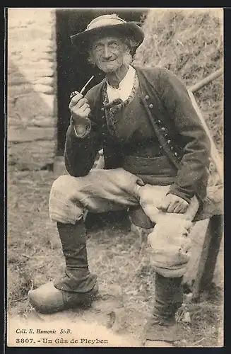 AK Un Gas de Pleyben, Pfeife rauchender Mann in Tracht der Bretagne
