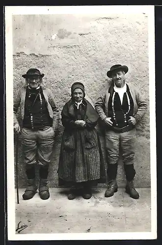 AK Trois Bons Vieux du Faouet, Frau und zwei Männer in Tracht der Bretagne