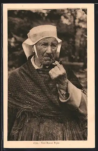 AK Une Bonne Pipèe, Alte rauchende Frau in Tracht der Bretagne