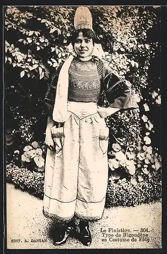 AK Le Finistère-Type de Bigoudène en Costume de Fete, junge Frau in Tracht der Bretagne