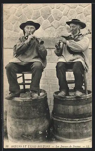 AK Quiberon, les Binious, Bretonen in Tracht spielen auf Dudelsack