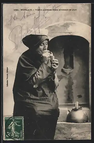 AK Morlaix, Vieille porteuse d`eau allumant sa pipe, Rauchende alte Dame in Tracht der Bretagne