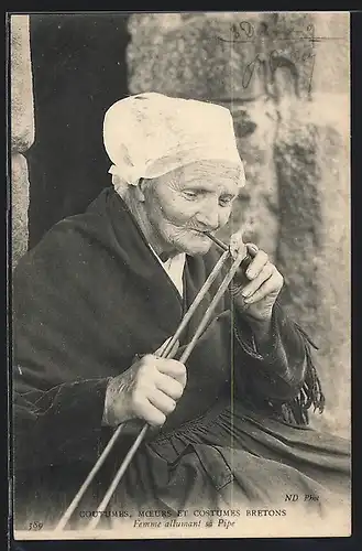 AK Moeurs, Tracht Bretagne, Femme allumant sa pipe