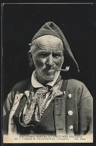 AK Vieillard de Plougastel, Pfeife rauchender Mann in Tracht der Bretagne