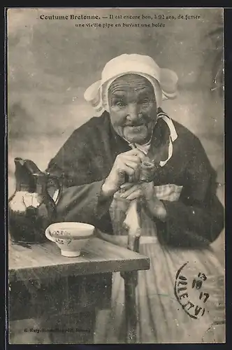 AK Bretagne, Vieille femme fumant la pipe
