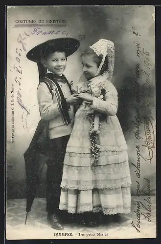 AK Junge und Mädchen in Tracht aus Quimper Hand in Hand