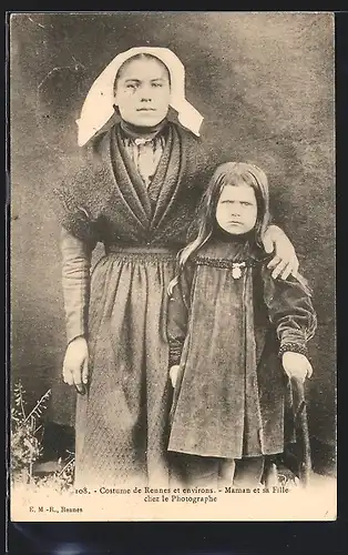 AK Costume de Rennes et environs.Maman et sa Fille chez le Photographe, Mutter mit Kind in Tracht der Bretagne