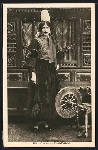 AK Costume de Pont-l`Abbè, junge Frau neben einem Spinnrad in Tracht der Bretagne
