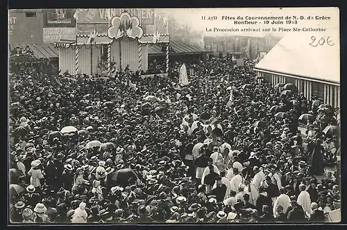 AK Honfleur, Fetes du Couronnement de N. D. de Grace 1913, La Procession arrivant sur la Place Ste-Catherine