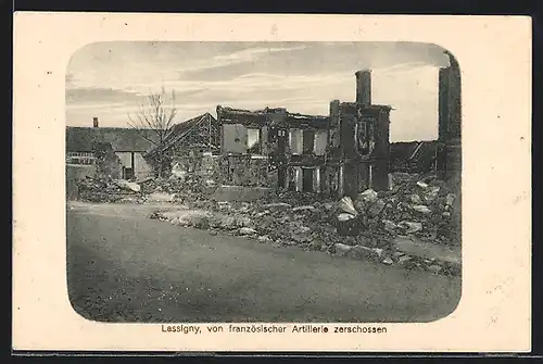 AK Lassigny, Ortspartie mit Gebäudetrümmern, von französischer Artillerie zerschossen