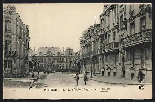 AK Poitiers, La Rue Victor-Hugo et la Prefecture