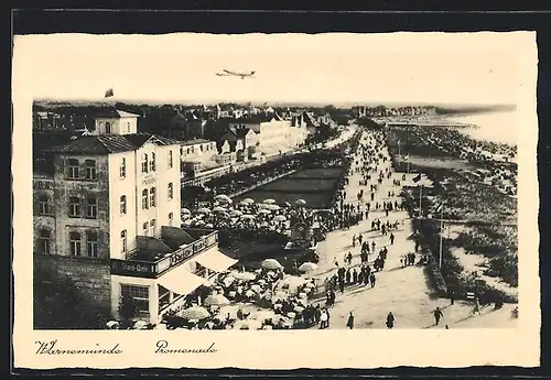 AK Warnemünde, belebte Promenade, kleines Flugzeug am Himmel