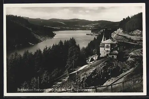 AK Schluchsee-Seebrugg, einzelnes Haus auf einem Hügel beim Wasser