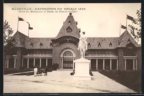 AK Marseille, Exposition coloniale 1922, Palais de Madagascar et Statue du Gènèral Gallieni