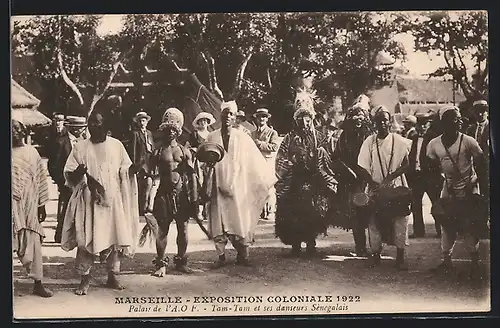 AK Marseille, Exposition coloniale 1922, Palais de l`A. O. F., Tam-Tam et ses danseurs Sènegalais