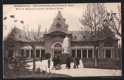 AK Marseille, Exposition coloniale 1922, Palais de Madagascar et Statue Gènèral Galieri