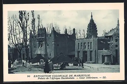 AK Marseille, Exposition coloniale 1922, Palais de l`Afrique Occidentale, Cour intérieure