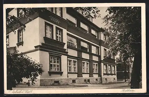 AK Grünbach i. Vogtl., Aussenansicht Postheim mit Bäumen