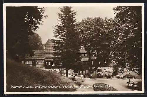 AK Kipsdorf, Pöbeltal, Gasthaus Putzmühle, Besucher vor dem Gasthaus mit Sonnenschirmen