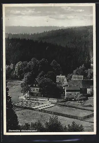 AK Kleinolbersdorf, Gasthaus Sternmühle mit bewaldeten Bergen im Hintergrund