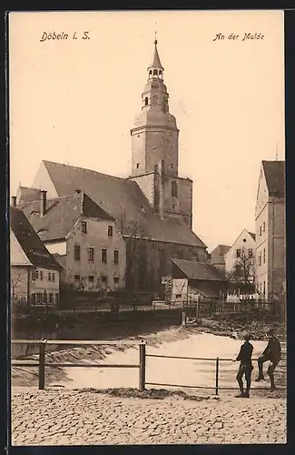 AK Döbeln i. S., An der Mulde, Jungen am Wasser mit Blick auf Kirche