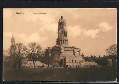 AK Hamburg-St. Pauli, Bismarck-Denkmal mit Spaziergängern