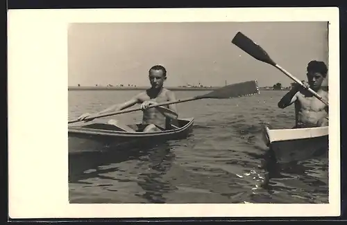 AK Zwei junge Männer mit Ruderbooten